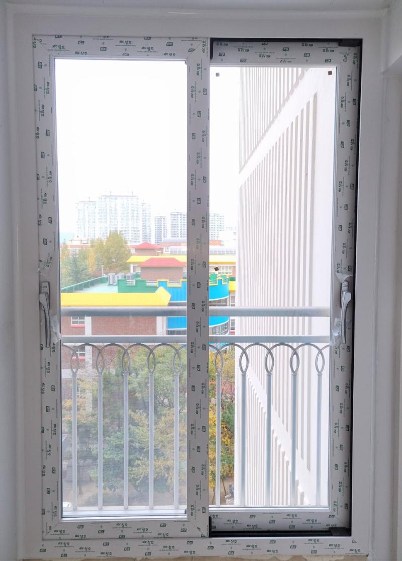 건물 외부 구조물과 창호 보조 구조물이 포함된 모습