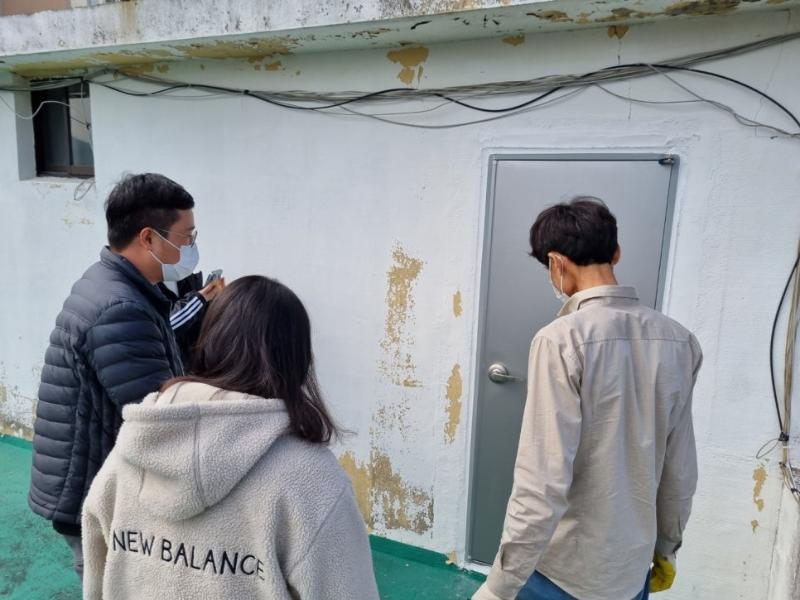 전선이 노출된 건물 외벽과 문 앞의 모습