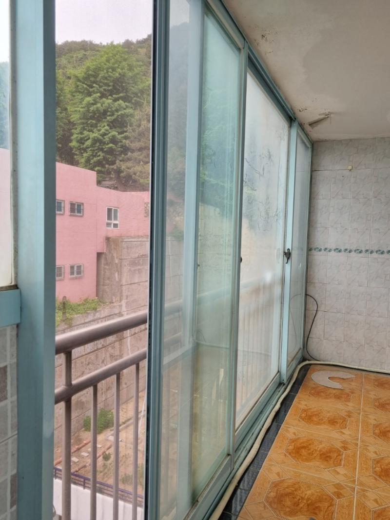 난방관과 타일 바닥이 보이는 발코니 기초 상태
