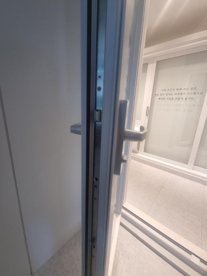 레일과 겹침 구조가 보이는 슬라이딩 도어 상부