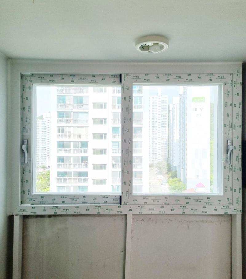 표면 처리 표시가 있는 프레임과 외부 건물 배경