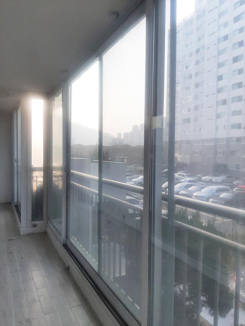 목재 마루 바닥의 발코니 창호 시공 모습