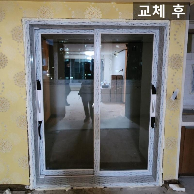 노란 벽지와 유리 도어가 설치된 모습
