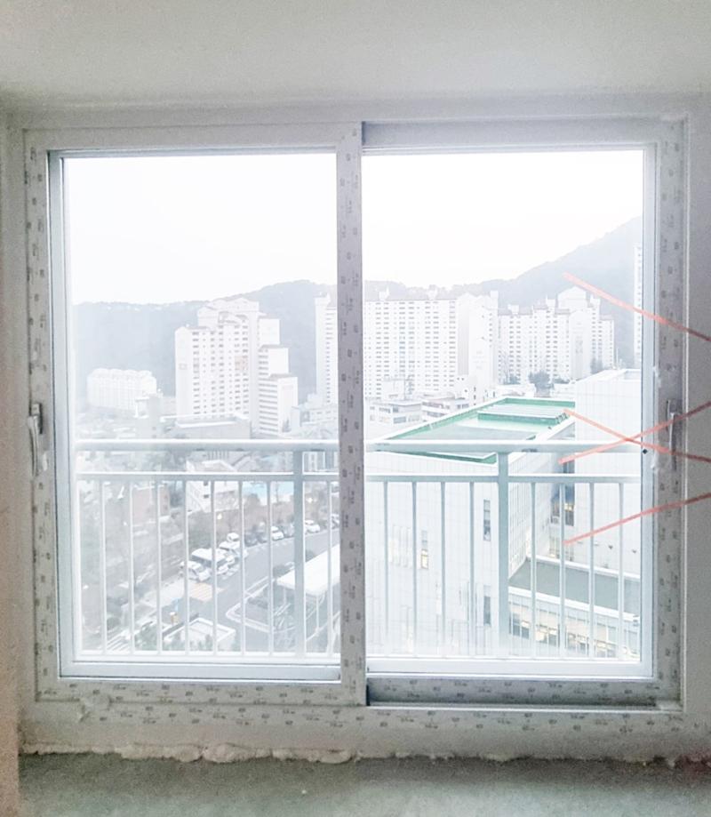 도시 풍경이 보이는 창문 프레임 근접 샷