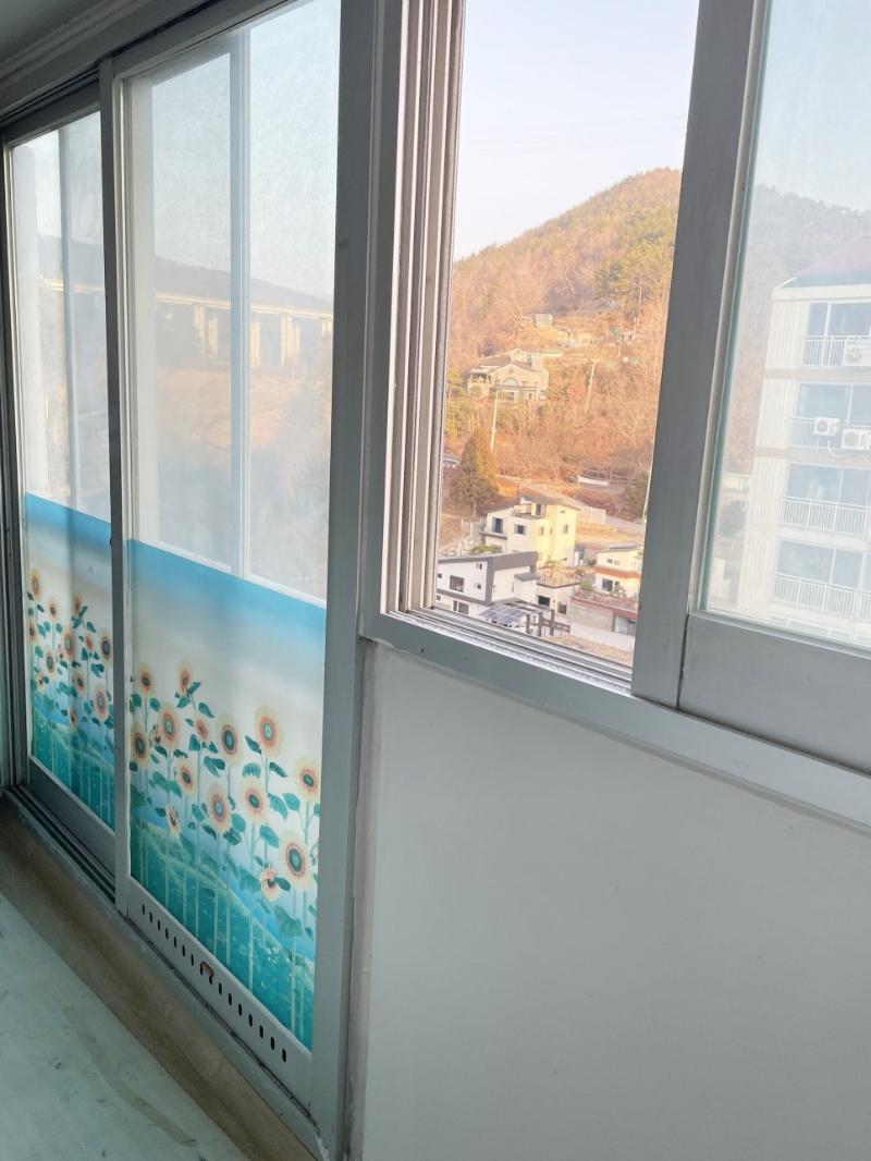 꽃무늬 스티커가 붙어 있는 노후된 기존 창호 근접샷