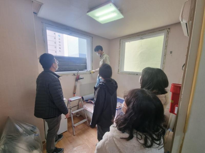 사다리와 롤러가 배치된 실내 작업 공간