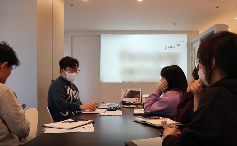 태블릿과 휴대전화가 놓인 시공 관련 검토 장면