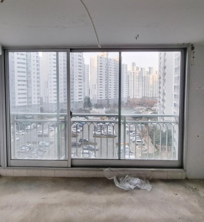 바닥 보양 후 진행되는 창호 근접 설치