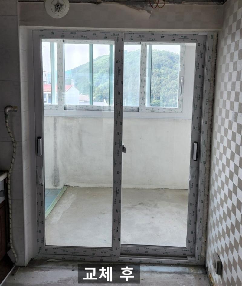 콘크리트 바닥과 흰색 마감재가 적용된 창호