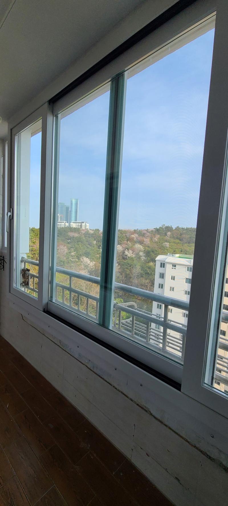 흰색 벽면과 나무 바닥이 있는 실내 창호의 모습