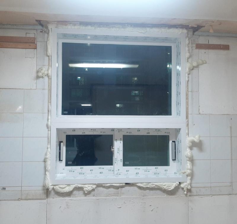 프레임 주변을 흰색 발포재로 채우는 과정