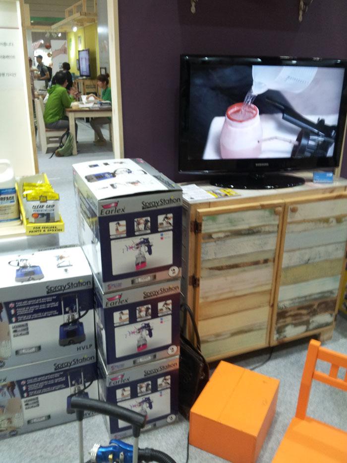 보라색 벽면과 회색 타일 바닥의 구성