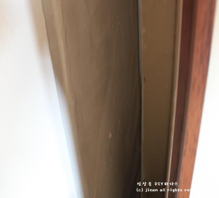 도어 유리 패널과 문틀 접합부의 세부 모습