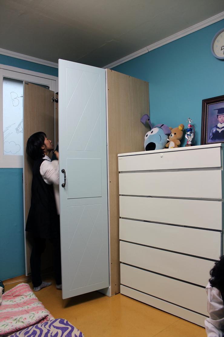 구름 그림 유리 패널이 있는 아이방의 문과 수납장