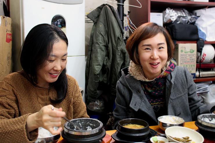 식사 중인 모습과 배경의 주방 설비들