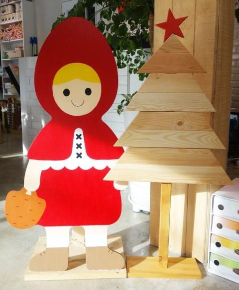 던에드워드 칠판페인트 그린 컬러로 입힌 원목 트리 | 매장 인테리어 사진