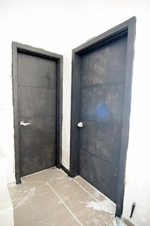 프라이머 작업 중인 도어 패널과 프레임