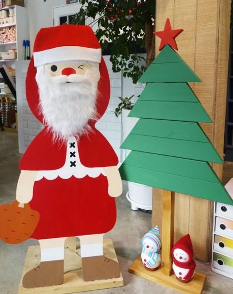산타 인형과 눈사람이 어우러진 트리 주변