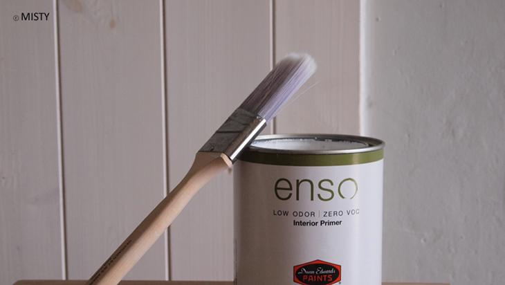 enso 브랜드의 인테리어 프라이머 캔과 브러시