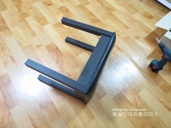 분리된 피아노 의자의 다리와 드릴