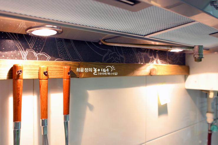 손잡이 교체를 위해 수공구를 사용하는 시공 장면