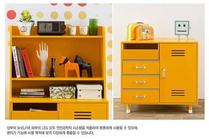 원형 패턴 벽지 앞의 노란색 선반과 소품들