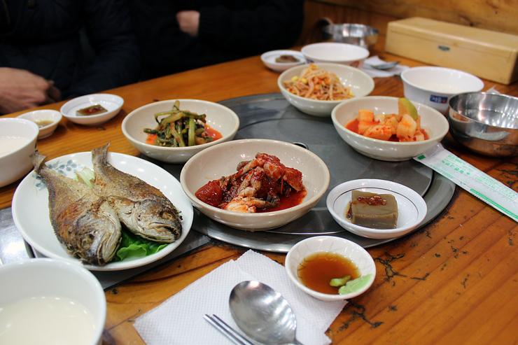 식탁 위에 정갈하게 차려진 음식들