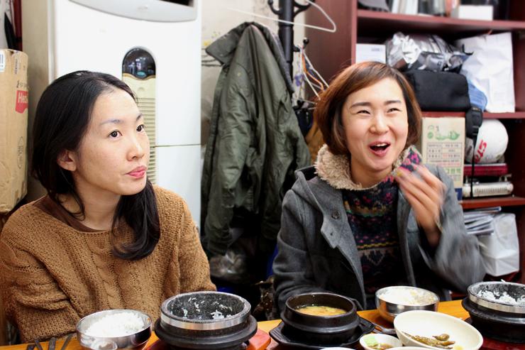 작업 중인 소형 도구와 기기의 모습