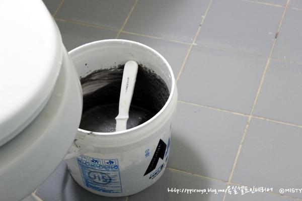 배합된 줄눈 시멘트와 도구