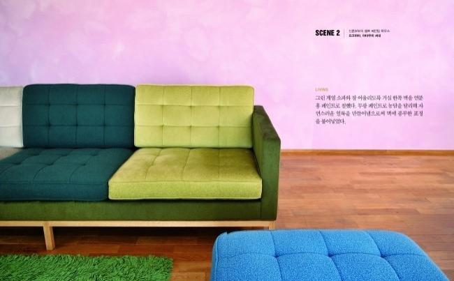 분홍색 벽과 녹색 카펫, 퀼팅 소파가 놓인 실내