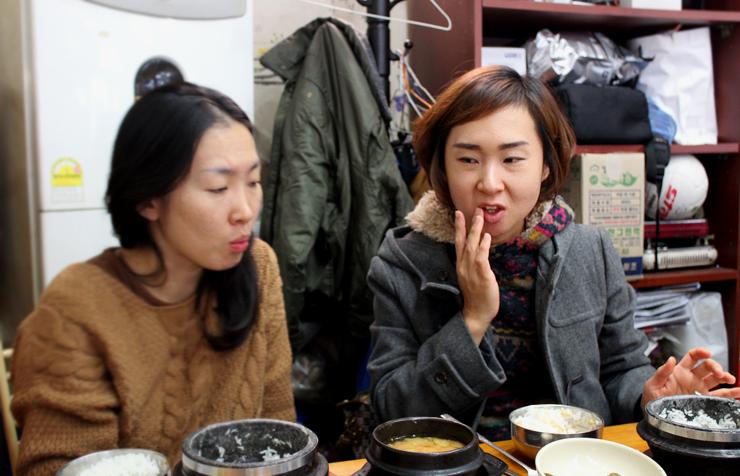 주방 테이블에서 대화를 나누는 두 여성