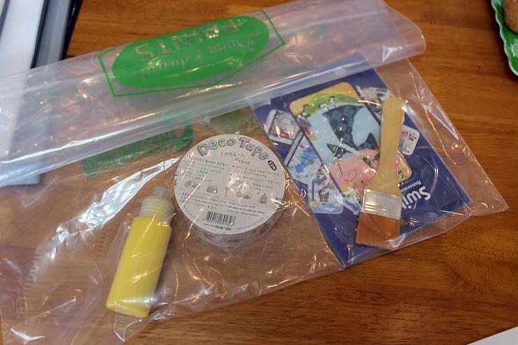 데코 테이프와 브러시 등 부자재 묶음