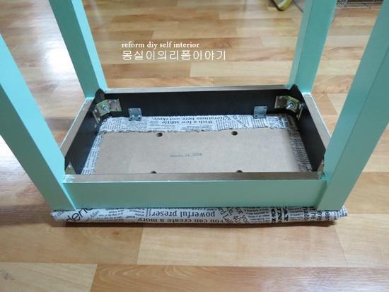 신문지로 보양된 가구 하단 구조물