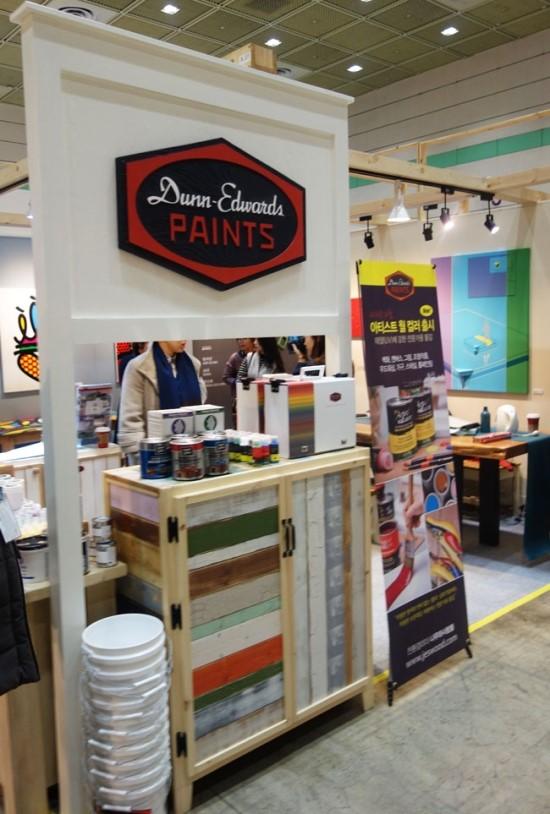 Dunn-Edwards PAINTS 부스의 페인트 캔과 샘플 보드