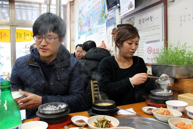 메뉴판과 포스터가 붙어 있는 식당 내부