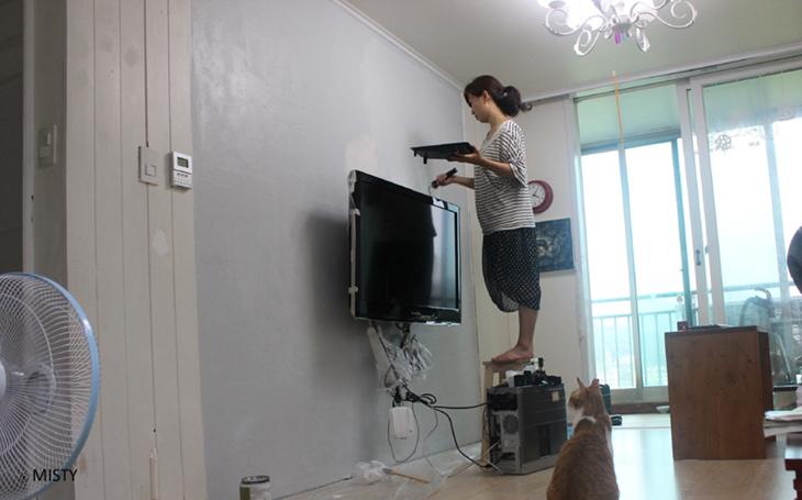 TV 벽과 슬라이딩 창이 보이는 거실 전경