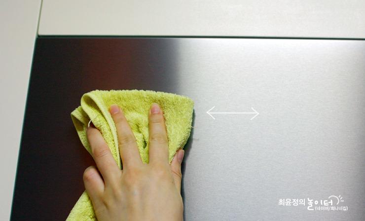 금속 표면을 수건으로 닦아내는 기초 작업