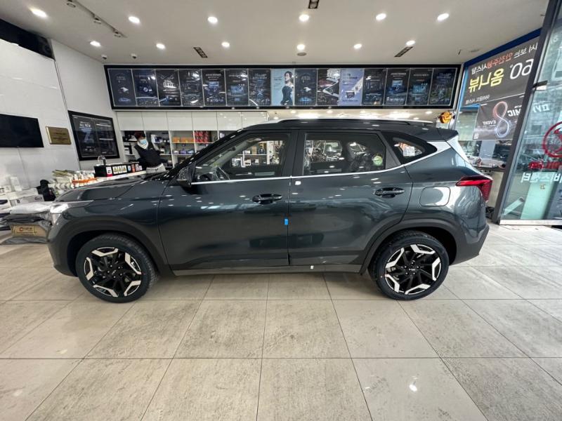 상품 진열대를 배경으로 주차된 SUV 차량