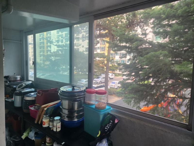 주방 기구들이 배치된 창가 공간의 시공 모습