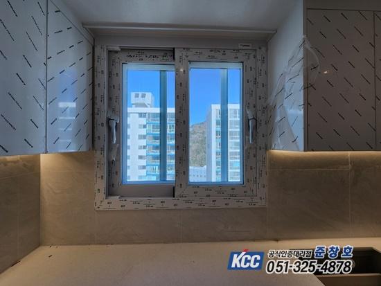 보호 보드가 부착된 창호 프레임과 타일 벽면