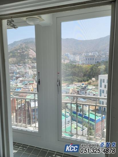 흰색 프레임과 검은색 레일이 설치된 시공 중 모습