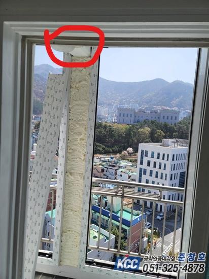 상부하리 구조와 프레임 사이의 충진재