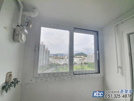 창호 프레임과 벽면 배관이 노출된 근접 모습
