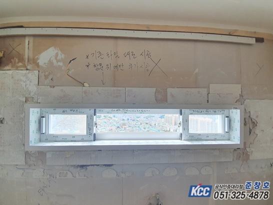 전선이 노출된 벽면과 흰색 창호 프레임의 시공 상태