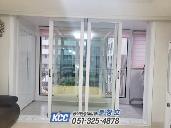 슬라이딩 도어가 설치된 거실과 연결된 발코니