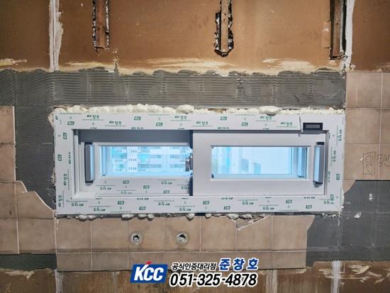 벽면 자재와 창호 프레임 설치 디테일