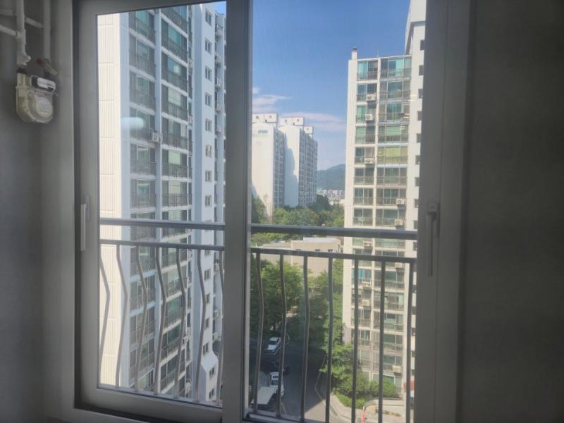 블랙 레일과 단열간봉으로 디테일을 잡은 창호 교체 | 김해 외동 일동한신아파트 사진