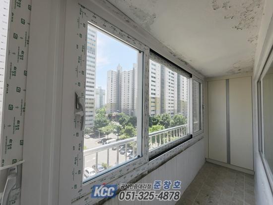 창호가 열린 상태의 발코니 전경
