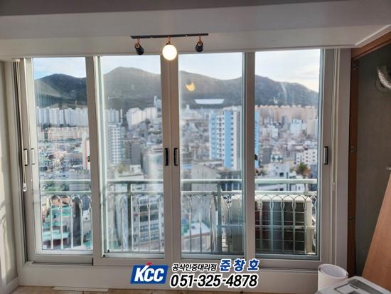 조명 아래로 보이는 화이트 톤의 창호 마감