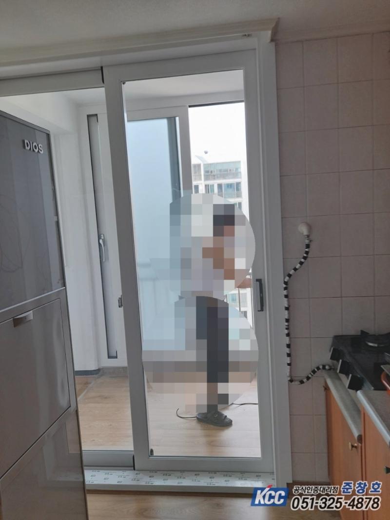 슬라이딩 도어와 타일 벽면, 임시 전선이 보이는 내부 모습
